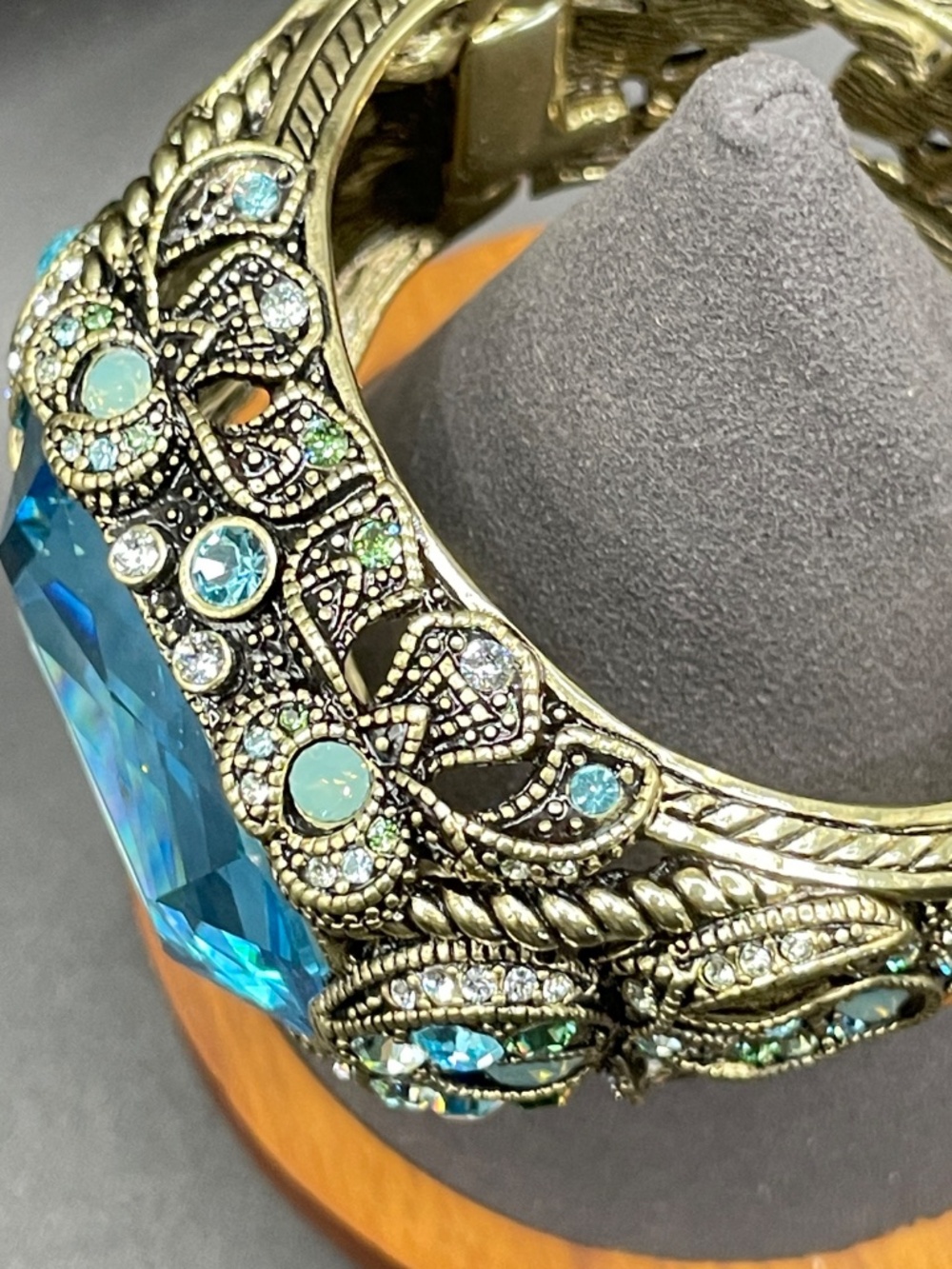 Heidi Daus Dazzling Damoiselle Chunky Statement Bracelet 6 3/4" - Picture 10 of 16